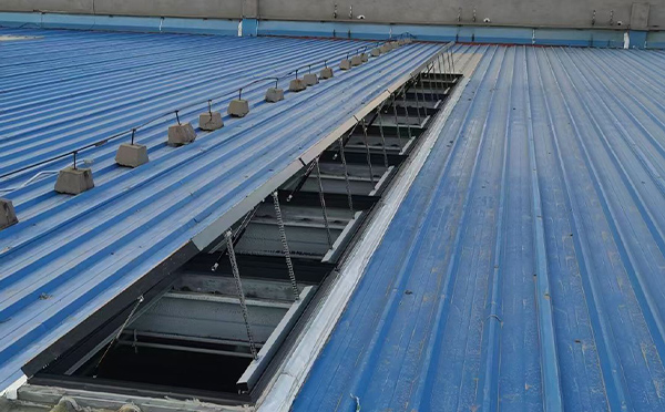 某城市大型商业综合体中庭三原排烟窗工程