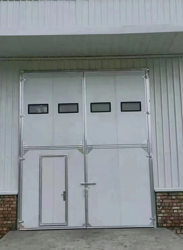 三原工业门在设备装配车间出入口的实施记录